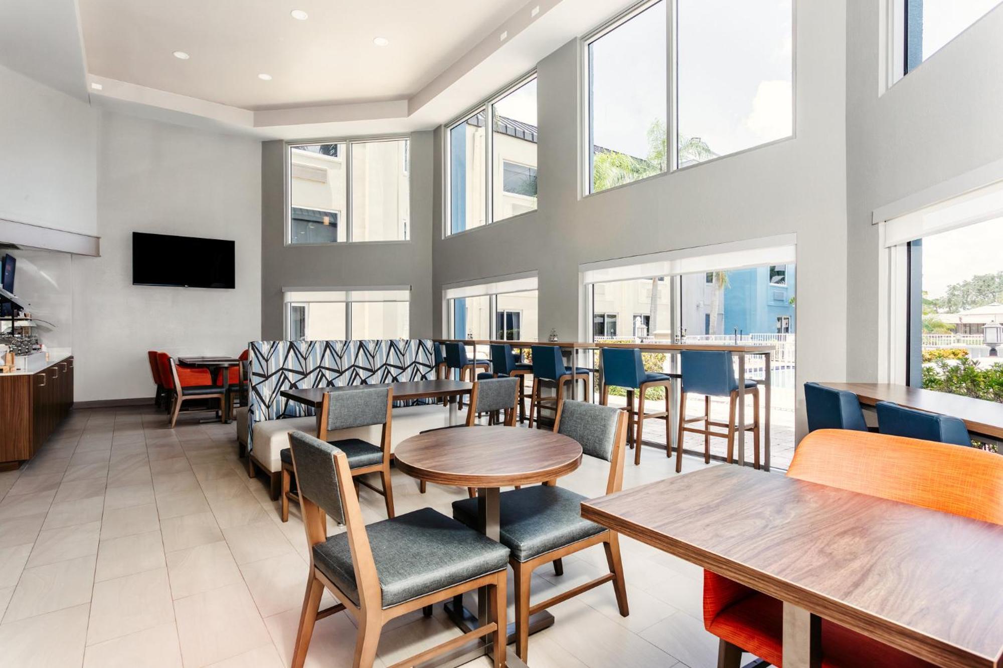 Holiday Inn Express Hotel Clearwater East - Icot Center By Ihg Pinellas Park Exterior foto